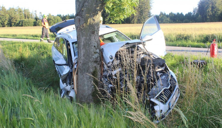Řidič Superbu v mikrospánku narazil do stromu. On i pětileté dítě museli být letecky transportováni do nemocnice