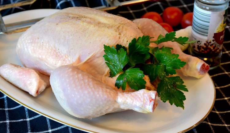 Vloupal se do domu, rozmlátil nábytek, ale vzal si jen chlazené kuře