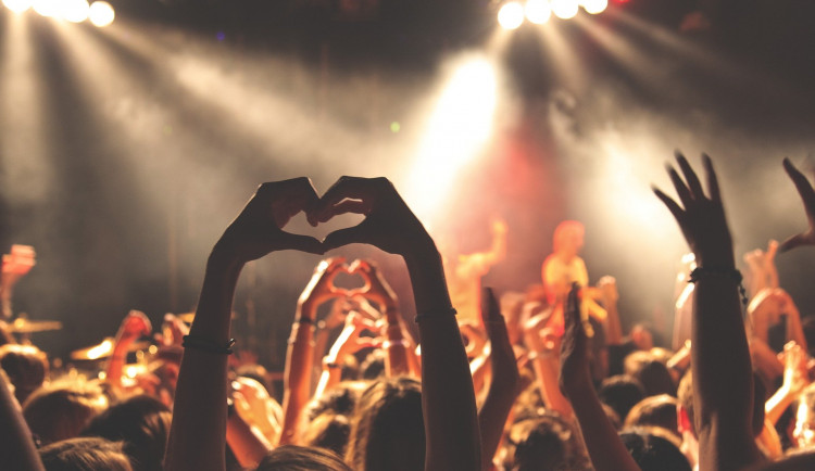 Kopance, facky. Pár se nepohodl na zábavě a muž musel vyhledat lékaře