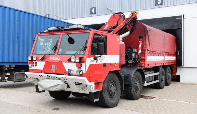 Policejní sklad v Opočínku u Pardubic přijal poslední dodávku ochranných prostředků proti koronaviru z Číny