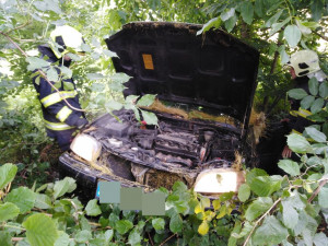 VIDEO: Řidič ujížděl hlídce z Řepčína až k Hradisku, kde skončil v poli. Policisté u něj našli několik gramů pervitinu