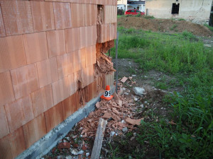 Mladý opílý řidič bez řidičáku boural s traktorem. Zranil ženu s dítětem v kočárku
