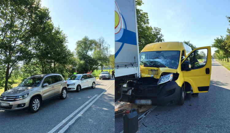 U Vodňan je kompletně zavřená silnice. Jeden z řidičů dával přednost kachnám, auto za ním nedobrzdilo