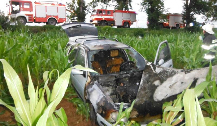 Hasiči museli do kukuřičného pole u Lázní Bělohrad, po nehodě se tu vznítilo auto