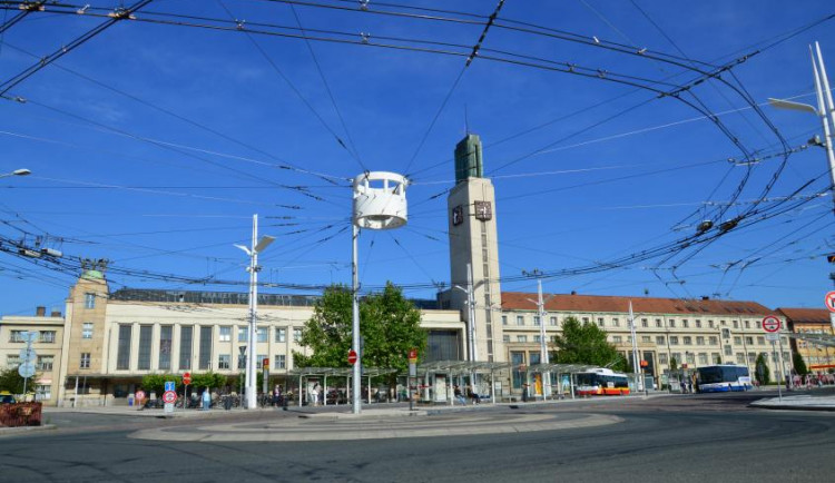Na hlavním železničním koridoru Hradec Králové – Praha bude od 28. července výluka, potrvá až do 8. srpna