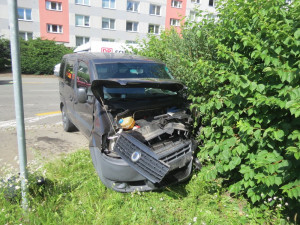Řidič dodávky nedal při vyjíždění z parkoviště přednost projíždějícímu autobusu