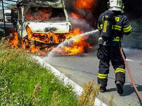 AKTUÁLNĚ: Na dálnici u Křelova hoří dodávka