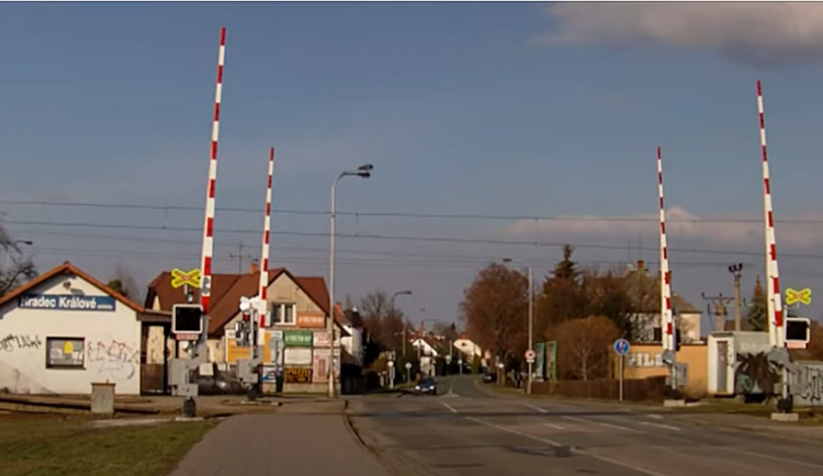 Uzavírka kvůli opravě železničního přejezdu v Pouchovské ulici zkomplikuje dopravu v Hradci. Správa železnic ale investuje i do oprav dalších přejezdů