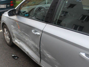 Opilý řidič v Charkovské ulici v Olomouci naboural několik aut. Způsobil škodu za čtvrt milionu