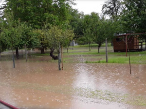 Po pondělní intenzivní bouřce museli hasiči pomáhat u několika zatopených sklepů
