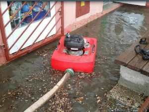 Po pondělní intenzivní bouřce museli hasiči pomáhat u několika zatopených sklepů