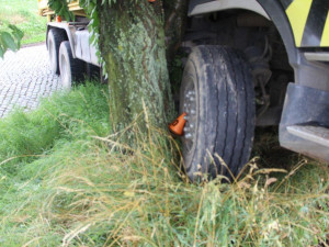 FOTO: Řidič s náklaďákem havaroval do stromu. Škoda je vyčíslena na 100 tisíc korun