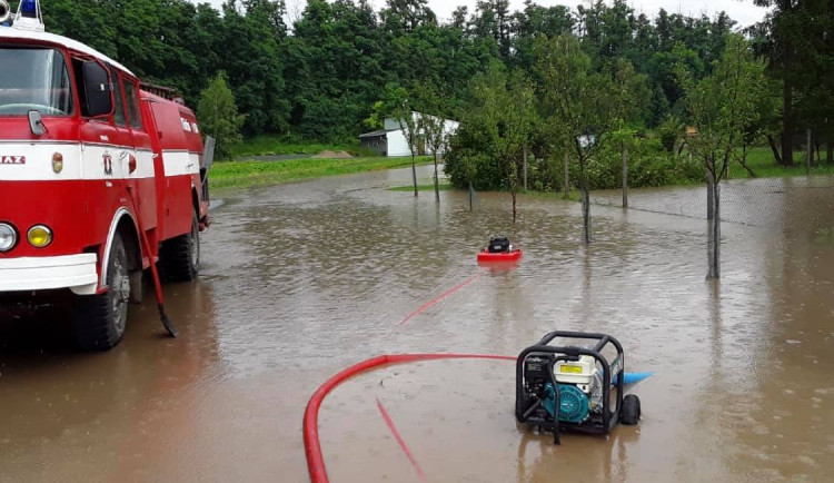 Po pondělní intenzivní bouřce museli hasiči pomáhat u několika zatopených sklepů