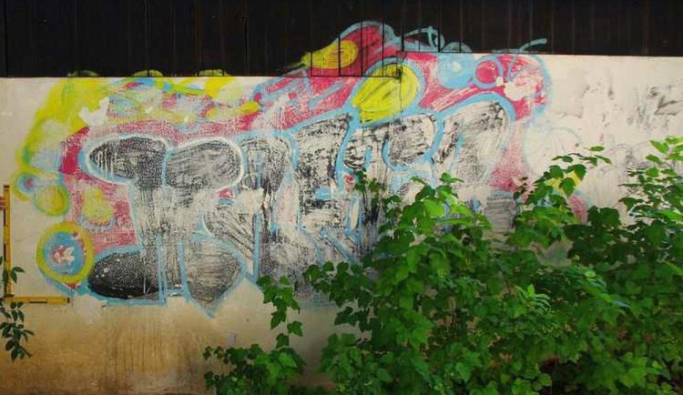 FOTO: Neznámý pachatel posprejoval zeď rodinného domu, hrozí mu odnětí svobody na jeden rok