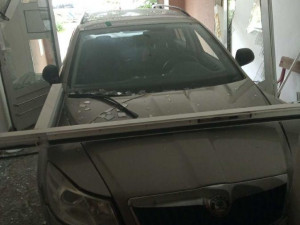 Muž jsem do vchodu panelového domu