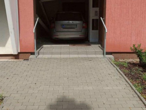 Muž vjel do vchodu panelového domu