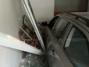 Muž vjel do vchodu panelového domu