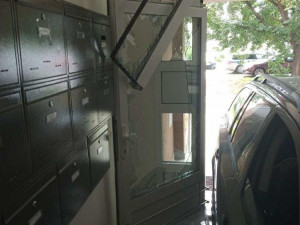 Muž vjel do vchodu panelového domu