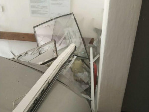 Muž vjel do vchodu panelového domu