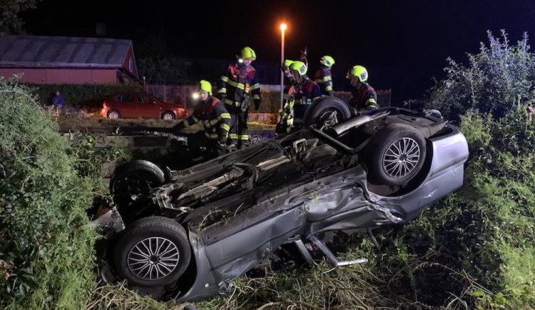 VIDEO: Při noční srážce vlaku s osobákem se vážně zranila žena, v nemocnci zemřela