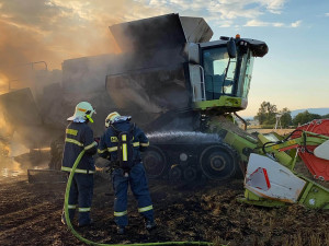 FOTO/AKTUÁLNĚ: Poblíž obce Bělkovice- Lašťany hořel kombajn, škoda je 5 milionů korun