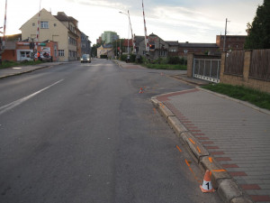 Sedmadvacetiletý motorkář bez řidičáku boural u železničního přejezdu. Do nemocnice odletěl vrtulníkem