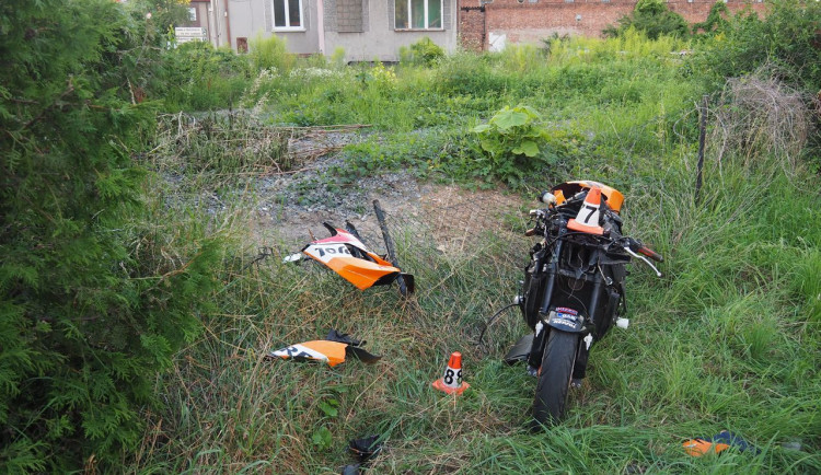 Sedmadvacetiletý motorkář bez řidičáku boural u železničního přejezdu. Do nemocnice odletěl vrtulníkem