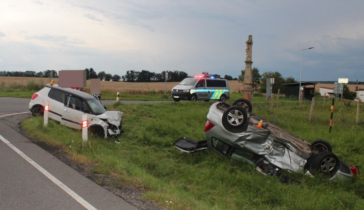 Při nehodě na Olomoucku se zranili čtyři lidé, jedno auto skončilo na střeše