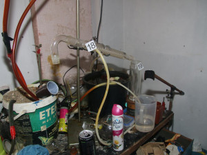 Muž vyráběl pervitin v rodinném domě