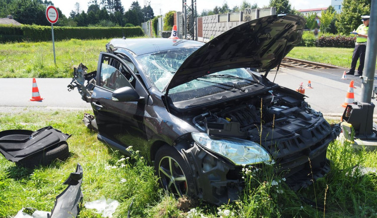 Na Šumpersku se střetl vlak s osobním autem, řidič se zranil