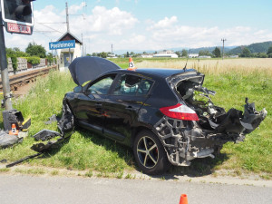 Na Šumpersku se střetl vak s osobním autem, řidič se zranil