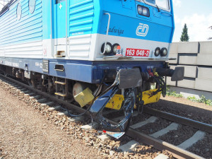 Na Šumpersku se střetl vak s osobním autem, řidič se zranil