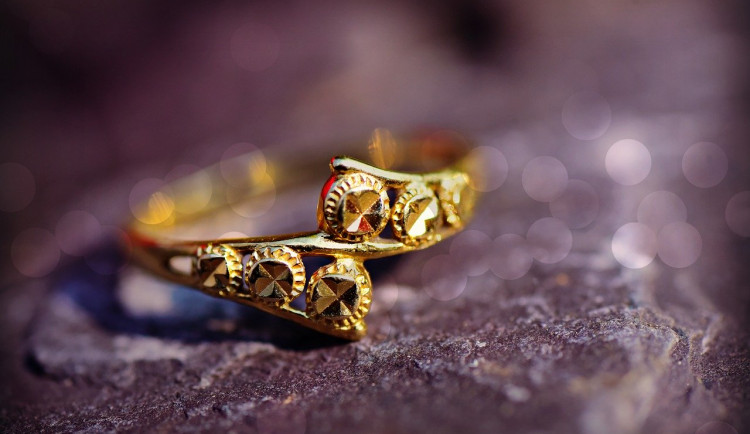 Muž vydávající se za cizince okradl nezletilého chlapce