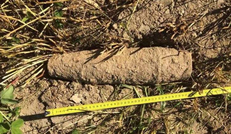 Dělostřelecký granát měl ráži 105 milimetrů