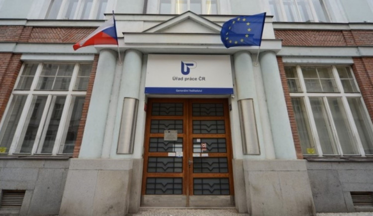 Ekonomové radí ukončit kurzarbeitový program Antivirus spíš dříve než později