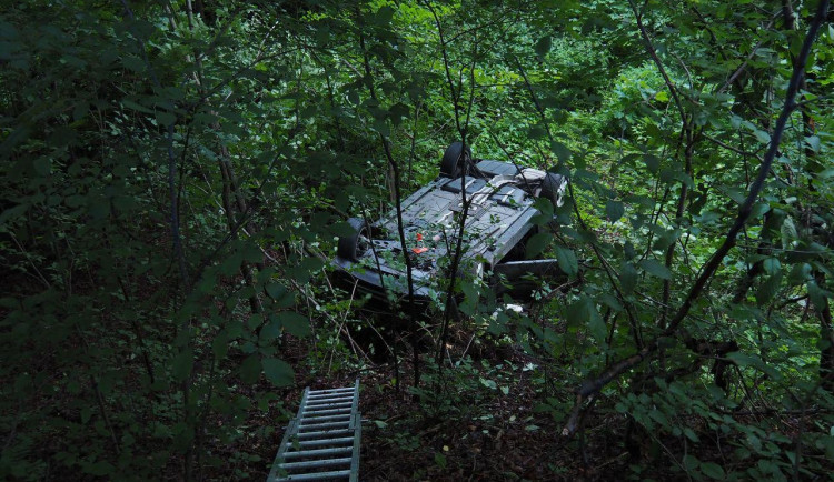 Řidička sjela ze silnice a přetočila auto na střechu. Se zraněním skončila v nemocnici