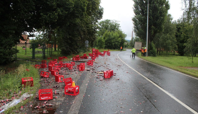 Limonádové neštěstí na Chválkovické. Řidič kamionu tam vysypal náklad za několik desítek tisíc