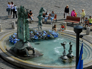 FOTO: Po Sloupu Nejsvětější Trojice vykvetla i vedlejší Arionova kašna. Tentokrát bílými a modrými květy