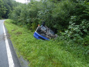FOTO: Na silnicích se bouralo. Zranil se starší řidič, havarovala také cisterna