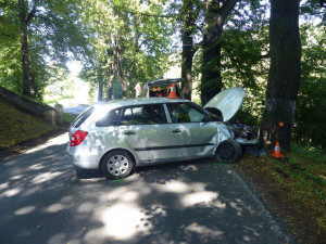 FOTO: Na silnicích se bouralo. Zranil se starší řidič, havarovala také cisterna