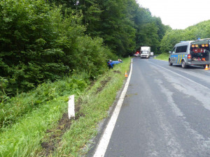 FOTO: Na silnicích se bouralo. Zranil se starší řidič, havarovala také cisterna