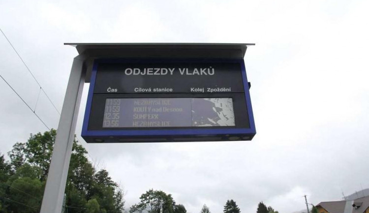 Podnapilý muž rozbil panel s odjezdy vlaků. Policie se obrací na svědky