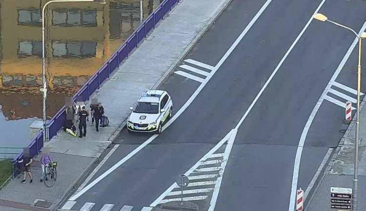 Opilý muž chtěl druhého hodit do řeky z mostu, pak se porvali. Nikdo nebyl střízlivý