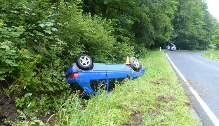 FOTO: Na silnicích se bouralo. Zranil se starší řidič, havarovala také cisterna