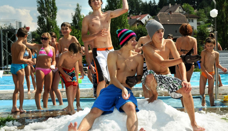 Na koupališti v Náchodě se schyluje ke koulovačce, vypukne zítra