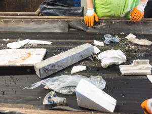 FOTO: S barevným kontejnerem to teprve začíná. Jak vypadá cesta tříděného odpadu?