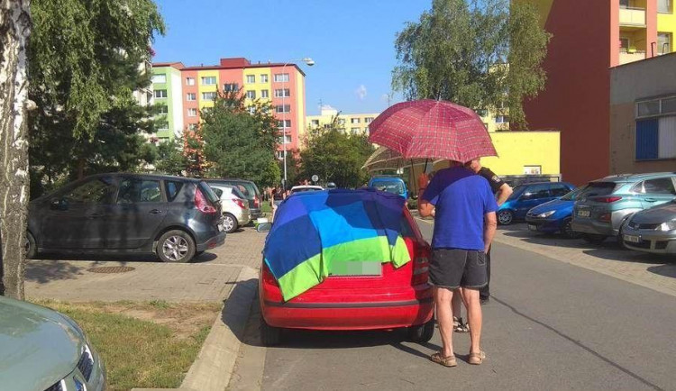 Přerovští strážníci pomohli dostat dítě z rozpáleného auta