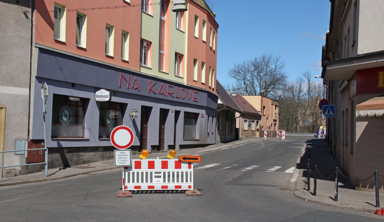 Fügnerova ulice ve Dvoře Králové je po havárii vody neprůjezdná, odpoledne už by tudy řidiči mohli opět jezdit