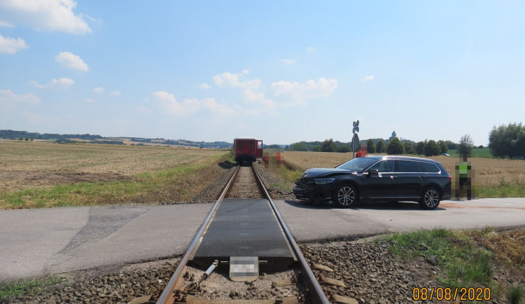 Na nechráněném přejezdu u Libošovic vjelo osobní auto pod vlak. Nehoda si naštěstí nevyžádala žádná zranění