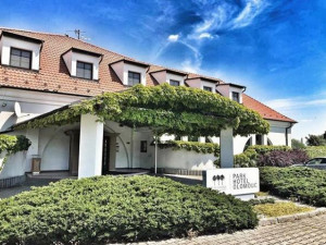 Romantický rybník a výhled na pasoucí se koně. Takový je olomoucký Park Hotel Prachárna